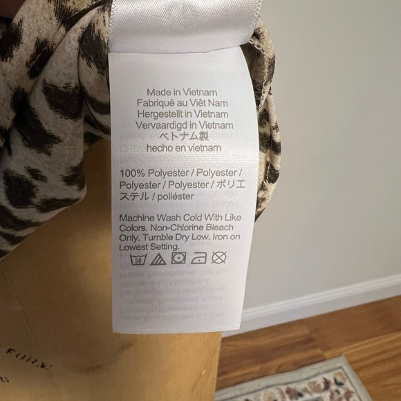 J. Crew animal
Print blouse with tiny ruffle sleeves size small - Picture 6 of 6